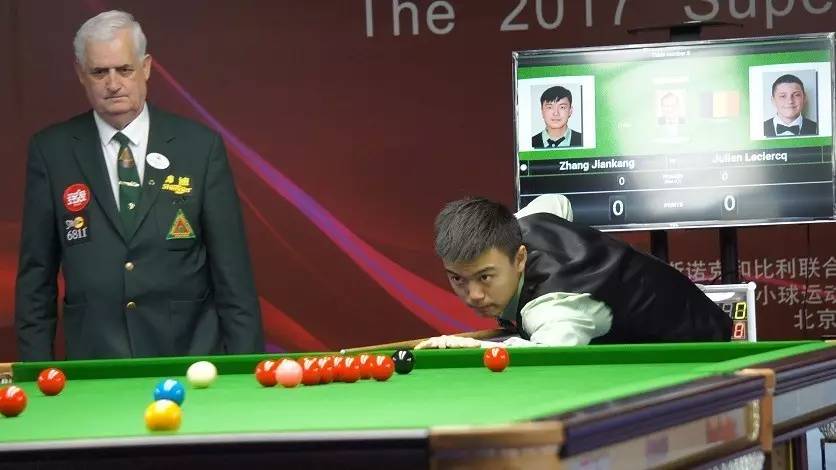 射门中框的 射门中框的